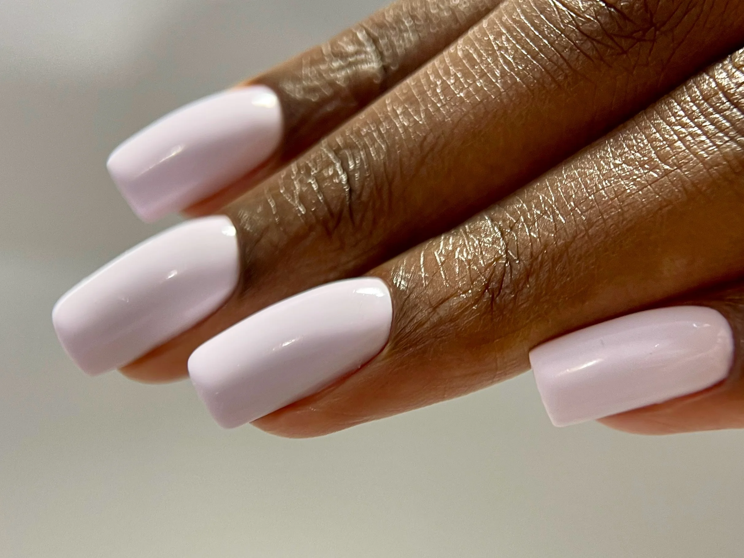 Résultat manucure russe FÉNIX — ongles avec couleur, cuticules nettes, finition précise