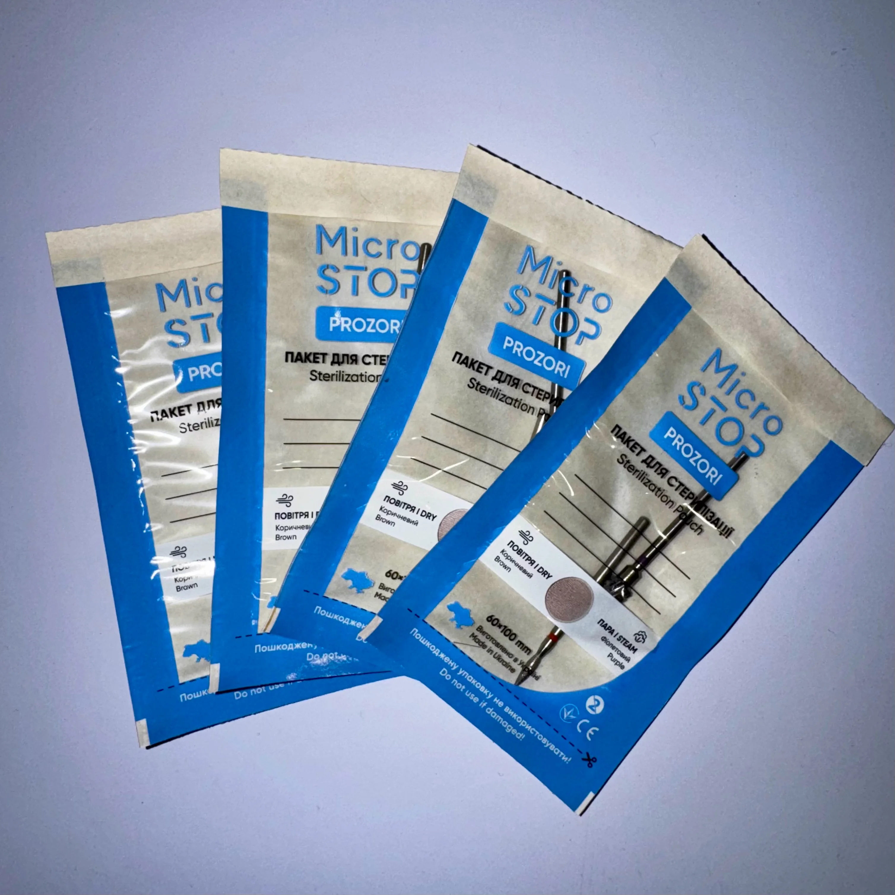 Sachets kraft stériles fermés, alignés sur la table de travail